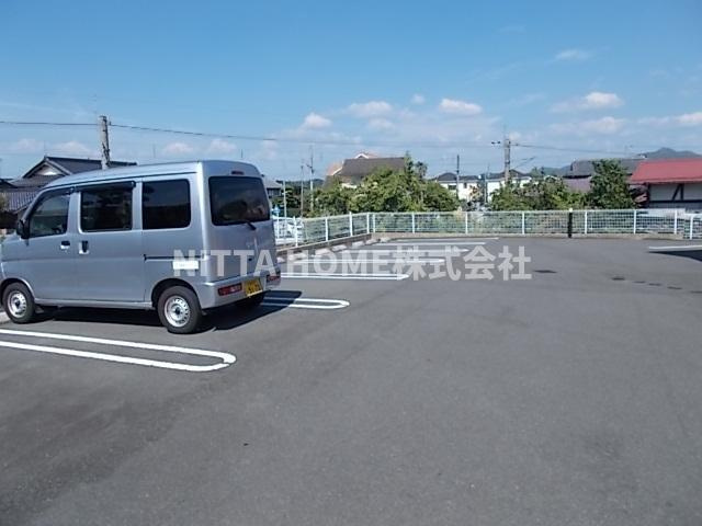 福知山市字堀のアパートの駐車場|敷地内に駐車場も完備！