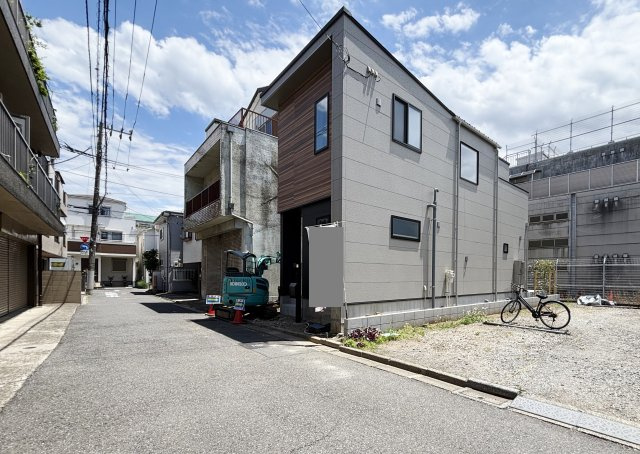 板橋区富士見町の前面道路含む現地写真|角地感覚の開放感あふれる立地に誕生しました
土地面積97.32m2(約29.43坪)整形地
建物面積95.22m2
2階建て4LDK+車庫