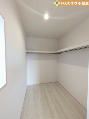 Livele Garden.S　大泉第16寄木戸の収納|たっぷりの収納力を備えたウォークインクローゼット
たくさん収納できるので季節物やかさばるバッグなども片付きます♪