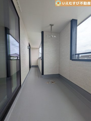 Livele Garden.S　大泉第16寄木戸のバルコニー|ゆとりの広さのインナーバルコニー
急な雨でもインナーバルコニーなら安心！天気を気にせず干して外出できます♪