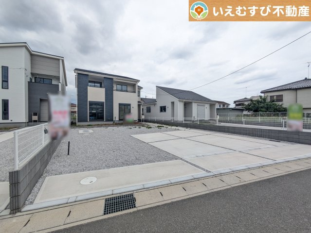 Livele Garden.S　大泉第16寄木戸の駐車場|並列4台駐車可能なゆとりのカースペース
複数台車をお持ちでも、お友達が遊びに来てもゆとりの駐車スペース！