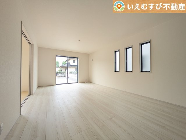 Livele Garden.S　大泉第16寄木戸の居間・リビング|自然光で満たされる明るく開放感溢れるリビング
たっぷりの採光で明るい空間。家族みんなでくつろげます♪
