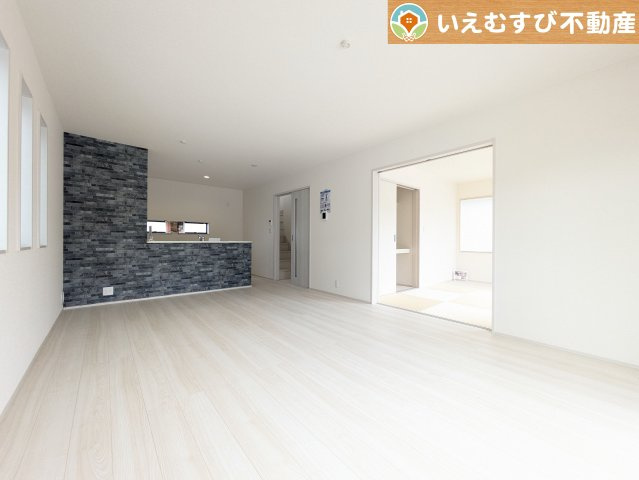 Livele Garden.S　大泉第16寄木戸の居間・リビング|開放感と家族との距離感にこだわったＬＤＫ
採光たっぷりのリビングで休日には家族みんなでくつろげそうですね♪