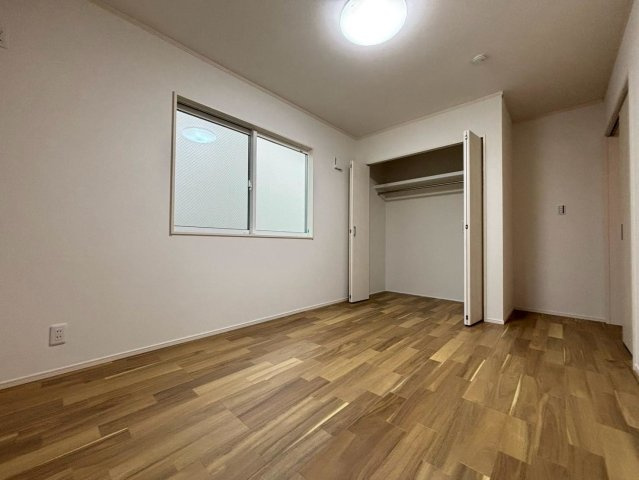 新築戸建　岐阜市西荘　全2区画分譲の寝室|全居室にたっぷり収納できる大型収納を設置。窓ガラスは断熱性能や結露防止効果の高いペアガラスです。