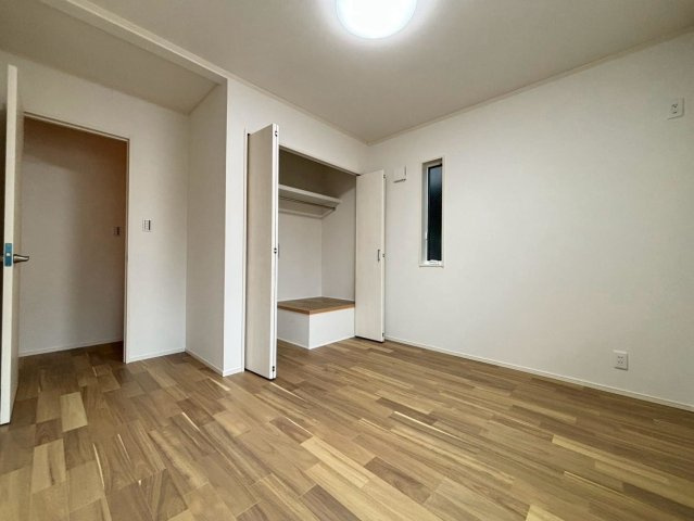 新築戸建　岐阜市西荘　全2区画分譲の洋室|全居室にたっぷり収納できる大型収納を設置。窓ガラスは断熱性能や結露防止効果の高いペアガラスです。