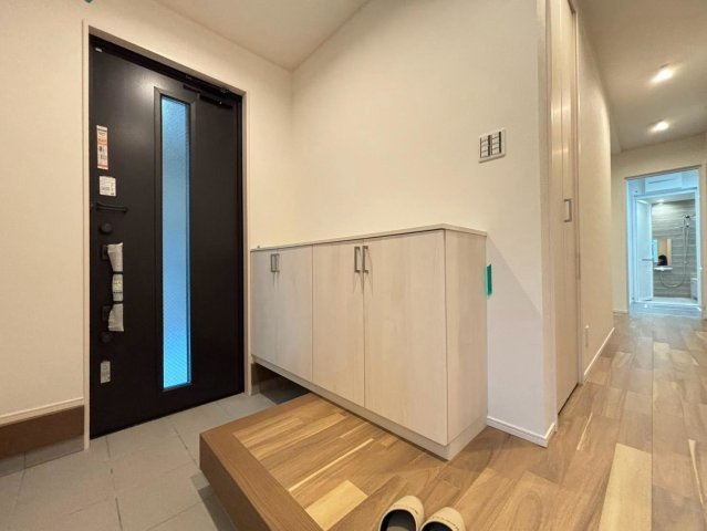新築戸建　岐阜市西荘　全2区画分譲の玄関|玄関ドアの鍵はディンプルキーと内側はサムターンキーになっており防犯性の高い仕様になっています。