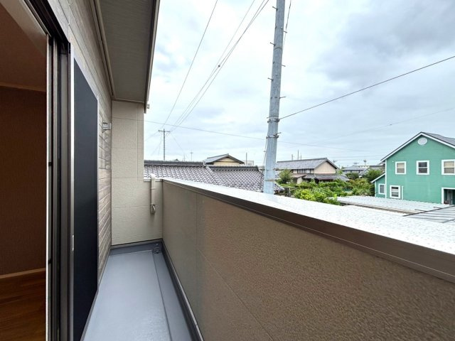 新築戸建　岐阜市西荘　全2区画分譲の玄関|大容量のシューズ収納付きで玄関周りもすっきり！玄関ドアからの光が玄関ホールを明るくしてくれます。