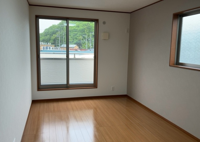 【寝室】 | 寝室でゆっくりと過ごすためにはベッド周りの適度な空間を担保することや窓の位置、照明の明るさ、寝室の広さなどを考える必要があります。自身や家族の構成とライフスタイルに併せて寝室にする部屋を選びましょう！