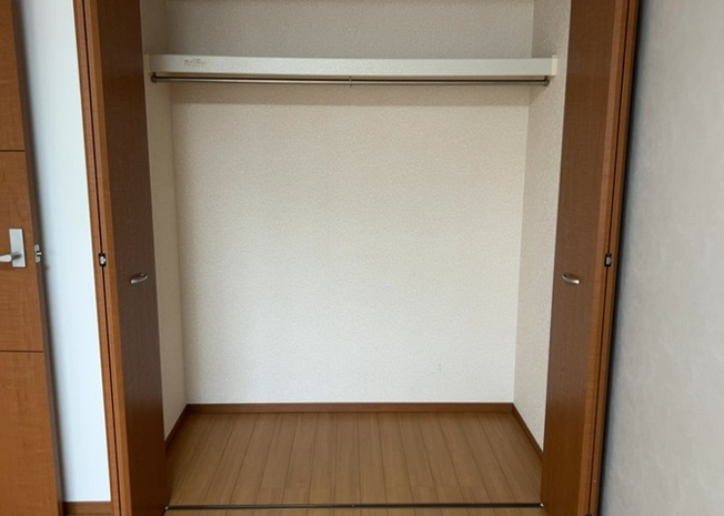 【収納】 | デザイン性を重視しすぎて収納が少なかった！なんてことにならないため、事前に現地で収納の数を確認しておくことをお勧めします。クローゼット以外にも床下収納や屋根裏収納、パントリーなどもチェックしましょう。