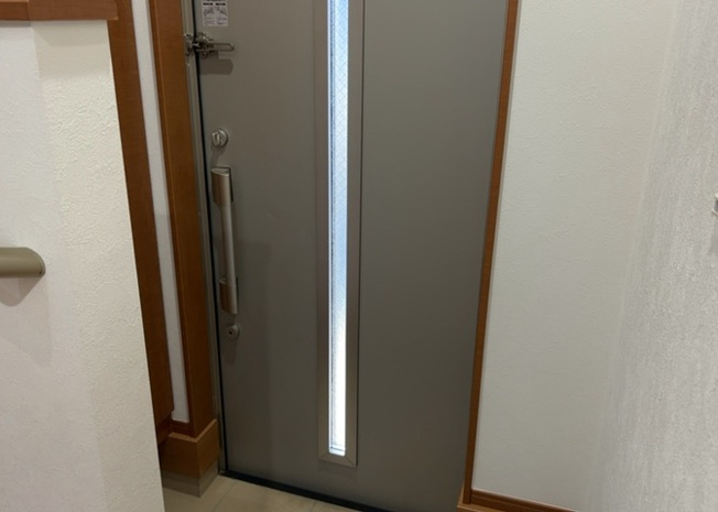 【玄関】 | 玄関は家の顔でもあり、家族以外の目にも止まる場所です。玄関は外との間を仕切る扉、靴などをしまっておく収納スペース、靴脱ぎのたたきスペース、来客とのやり取りをするドアホンなど複数のアイテムからなります。