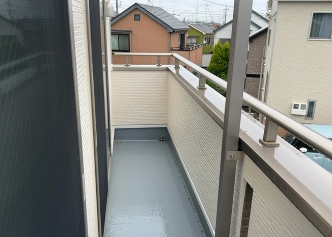 【バルコニー】 | バルコニーは、室外の専用スペースのうち、「屋根がなく開放された空間」であるものを指します。ベランダより広いタイプのものが多く、日当たりもよいため家庭菜園などを楽しみたい人にとって適した環境となります。