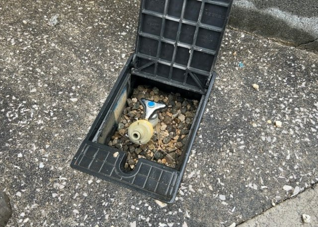 【設備】 | 敷地内に散水栓や立水栓があると便利です。水道水を直接利用できるため、水を運ぶ手間を省くことが出来ます。大量の水を必要とする洗車作業や清掃などに役立ちます。その他設備とあわせて、現地でご確認ください。