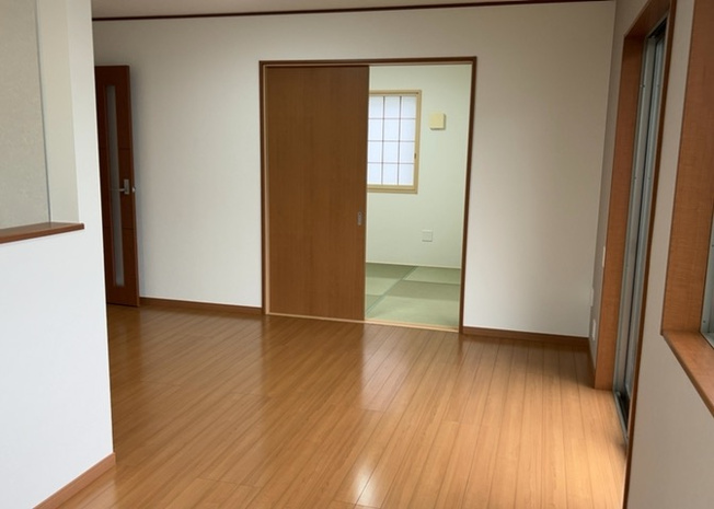 【居間・リビング】 | L型アイランドタイプは、キッチンからダイニングにもリビングにも目が行き届くので、とても使いやすい配置です。L字型独立タイプは、キッチンを独立させてるためLDKというよりもLDといった様なイメージです。