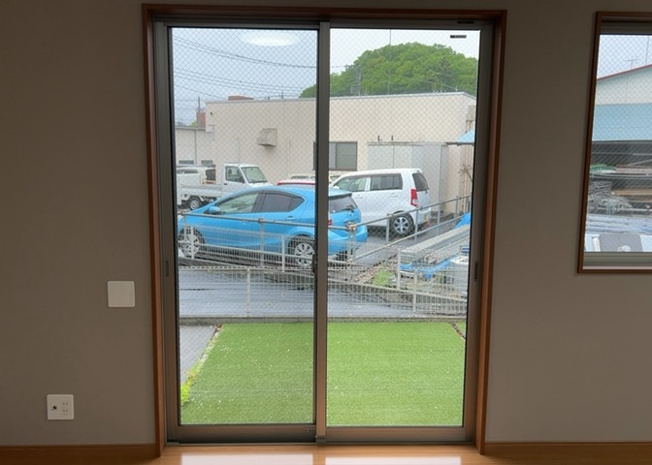 【内装】 | サッシは、ガラス窓に使用される金属製の窓枠です。一般的に住宅建築では、金属製建具工事の段階でガラス類・玄関などと同時に設置されます。種類や構造により断熱性能や遮音性能が異なるので現地でご確認ください。