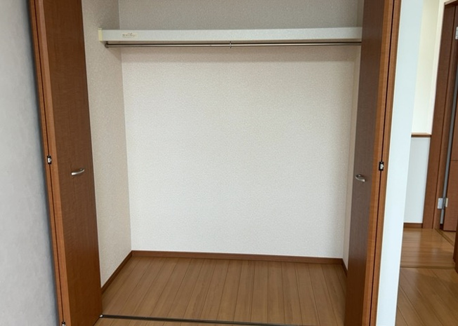 【収納】 | ウォークインクローゼットがあれば、クローゼット内でコーディネートが完成できますし、季節の変わり目に行う衣替えの手間も省けます。また、スーツケースなど大きいものもしまうことができ使い勝手がよいです。