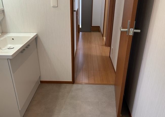【脱衣所】 | 多くの戸建て住宅で見かける洗面脱衣所は、洗面台と洗濯機が2畳ほどのスペースに並べられていて、洗面所が脱衣所を兼ね備えている間取りが一般的です。お客様が利用することもある、パブリックな空間でもあります。