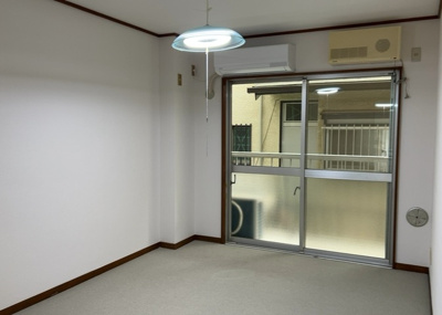 【洋室】 | ペアシティ大野 | 洋室のメリットは重い家具が置きやすく、身の回りが整理しやすいことです。 床がフローリングのため畳とは異なり凹みにくいです。 クローゼットなど収納が豊富で、普段使わない旅行カバンや服の整頓も簡単にです。