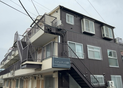 【現況写真】 | ペアシティ大野 | 外観はマンション管理がされているかの目安になります。築年数が古いと、壁面は劣化してひび割れが生じることも！建物が古びていても細かいところが修繕されていると、きちんと管理されているなぁと感じるでしょう。
