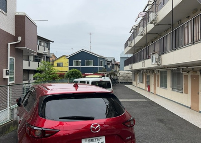 【駐車場】 | ペアシティ大野 | 車一台あたりに必要なスペースは、標準サイズの普通自動車で横幅2m50cm、長さ5mは必要になります。ただし、乗降のことも考慮して横幅3m30cm、長さ5m50cmほどは確保できるところを選びましょう。