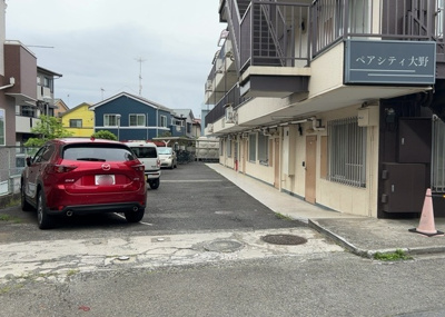 【駐車場】 | ペアシティ大野 | 駐車場と明記されていても、最小スペースでつくられた駐車場だと大型車は駐車できなかったり、出入りしにくくなったりする可能性があります。お車のサイズと購入したい物件の駐車場のサイズを現地で確認しましょう。