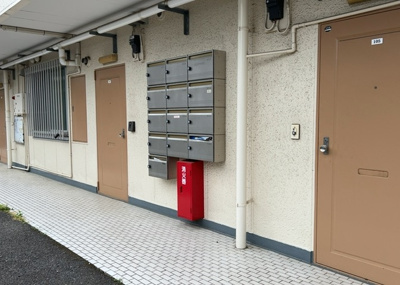 【設備】 | ペアシティ大野 | エントランス付近に設置されている集合ポストは、住んでいる部屋と離れているため、ポストをあさるなど誰かに何かされていても被害に気づきにくいです。入居する時には他人に特定されにくい番号で鍵をかけましょう！