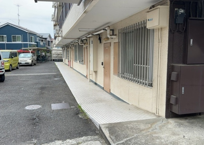 【ロビー】 | ペアシティ大野 | ロビーというと、エントランスと何がちがうの？と思いますよね。実はロビーとエントランスには明確な決まりはありません。物件によっては、エントランスを入って広がるある程度の広さのある空間がロビーとなります。
