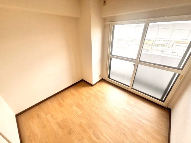 ガイ御影の洋室
