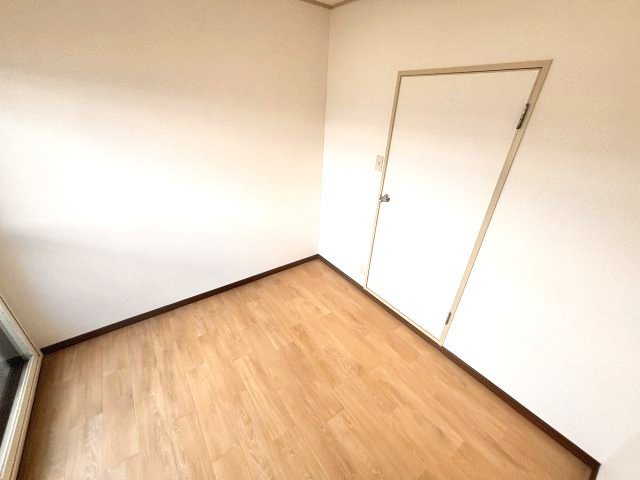 ガイ御影の洋室