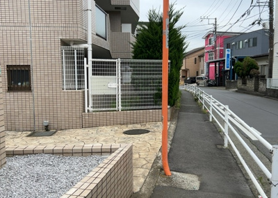 【庭】 | 朝日プラザ本厚木 | 物件によっては、入居者が個人的に使用できる専用庭がついているものもあります。また、住宅の中にある土間の部分を庭と呼ぶこともあります。庭の用途は住む人によって変わり、それによってデザインもさまざまです。