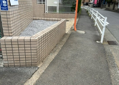 【中庭】 | 朝日プラザ本厚木 | 中庭（パティオ）とは、一つの建築物の内部に設けられた、壁などで囲われている庭のことを指します。コの字型、ロの字型が主流ですが、L字型の中庭もあります。最近では、インテリア性の高さからも人気があります。