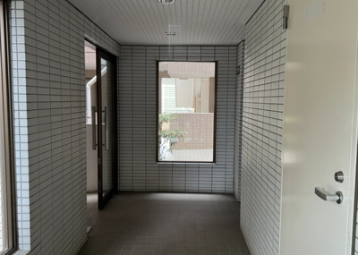 【ロビー】 | 朝日プラザ本厚木 | ラウンジは、マンションの共用スペースに椅子やテーブルなどを配置した利用者が寛げる空間です。屋内型ラウンジと屋外型ラウンジがあります。共用部分の管理状況と合わせて、詳細については現地でご確認ください。