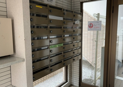【設備】 | 朝日プラザ本厚木 | エントランス付近に設置されている集合ポストは、住んでいる部屋と離れているため、ポストをあさるなど誰かに何かされていても被害に気づきにくいです。入居する時には他人に特定されにくい番号で鍵をかけましょう！