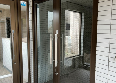 【ロビー】 | 朝日プラザ本厚木 | ロビーというと、エントランスと何がちがうの？と思いますよね。実はロビーとエントランスには明確な決まりはありません。物件によっては、エントランスを入って広がるある程度の広さのある空間がロビーとなります。