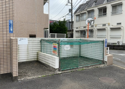 【設備】 | 朝日プラザ本厚木 | 共有部分は、住民なら誰もが使える設備のこと。例えば駐車場やエレベーター、インターネット設備、セキュリティ設備などがあります。他にも、マンションの廊下・外部階段やエントランス・ゴミ置き場などがあります。