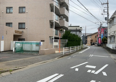 【外観】 | 朝日プラザ本厚木 | 隣家の土地はどうなっているのか、生活利便施設が近くにあるのか、学校まで近いかなど、お客様のライフスタイルにあわせたイメージが重要です。また、近くにあると困る施設が近くにないかも確認するといいでしょう。