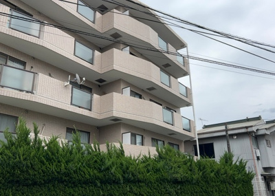 【現況写真】 | 朝日プラザ本厚木 | 道幅が広い場所は日当たりや風通が良好です。幅が広いのですれ違いも可能ですし大きな車でも駐車可能！一方で、大型車が通ることも多くなるため交通量の増加により騒音に繋がります。また土地の値段が高くなります。