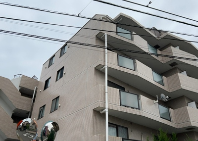 【構造・工法・仕様】 | 朝日プラザ本厚木 | ＲＣ造、Reinforced Concreteは直訳すると補強されたコンクリートです。主に柱や梁・床・壁が鉄筋とコンクリートで構成おり、鉄筋を組んだ型枠にコンクリートを流し込んで固めたものを指します。