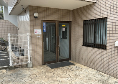【玄関】 | 朝日プラザ本厚木 | 玄関は家の顔でもあり、家族以外の目にも止まる場所です。玄関は外との間を仕切る扉、靴などをしまっておく収納スペース、靴脱ぎのたたきスペース、来客とのやり取りをするドアホンなど複数のアイテムからなります。