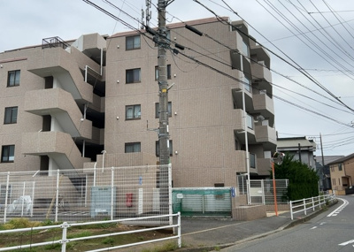 【外観】 | 朝日プラザ本厚木 | 外観はマンション管理がされているかの目安になります。築年数が古いと、壁面は劣化してひび割れが生じることも！建物が古びていても細かいところが修繕されていると、きちんと管理されているなぁと感じるでしょう。