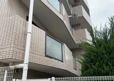 【バルコニー】 | 朝日プラザ本厚木 | 一般的なバルコニーは、奥行1.5ｍ程ですが、ワイルドバルコニーは2ｍまで広がっています。そのため洗濯物の間隔をあけ干すことができ、乾きやすいというメリットや、ガーデニングが楽しめる等の特徴があります。