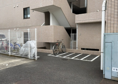 【駐車場】 | 朝日プラザ本厚木 | 車一台あたりに必要なスペースは、標準サイズの普通自動車で横幅2m50cm、長さ5mは必要になります。ただし、乗降のことも考慮して横幅3m30cm、長さ5m50cmほどは確保できるところを選びましょう。