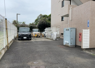 【駐車場】 | 朝日プラザ本厚木 | 駐車場と明記されていても、最小スペースでつくられた駐車場だと大型車は駐車できなかったり、出入りしにくくなったりする可能性があります。お車のサイズと購入したい物件の駐車場のサイズを現地で確認しましょう。