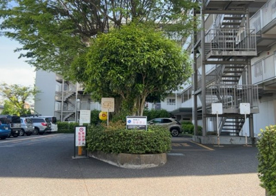 【庭】 | 高尾スカイハイツ | 物件によっては、入居者が個人的に使用できる専用庭がついているものもあります。また、住宅の中にある土間の部分を庭と呼ぶこともあります。庭の用途は住む人によって変わり、それによってデザインもさまざまです。