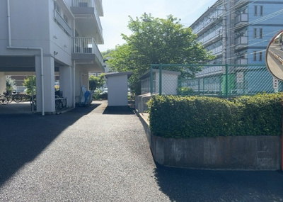 【中庭】 | 高尾スカイハイツ | 中庭（パティオ）とは、一つの建築物の内部に設けられた、壁などで囲われている庭のことを指します。コの字型、ロの字型が主流ですが、L字型の中庭もあります。最近では、インテリア性の高さからも人気があります。