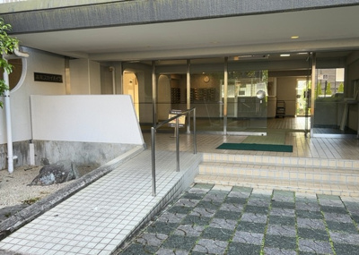 【エントランス】 | 高尾スカイハイツ | マンションのエントランスには、もともと風よけや防犯の役割がありますが、マンションによって宅配ボックスなどの設備が備わっている所もあります。日々の生活をイメージしながら生活しやすさをチェックしましょう。