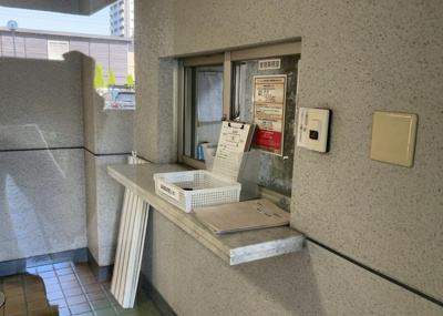 【受付】 | 高尾スカイハイツ | 受付はマンションコンシェルジュがいる場合もあれば、管理人が滞在する小部屋を総称して呼ぶことがあります。主にエントランスに設置されていることから、防犯面でも期待ができます。防犯設備がない場合はより安心！