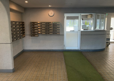 【設備】 | 高尾スカイハイツ | エントランス付近に設置されている集合ポストは、住んでいる部屋と離れているため、ポストをあさるなど誰かに何かされていても被害に気づきにくいです。入居する時には他人に特定されにくい番号で鍵をかけましょう！
