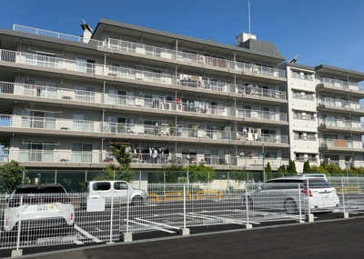 【外観】 | 高尾スカイハイツ | マンションの外観は非常に重要なポイントです！外観の善し悪しは資産価値に大きな影響を与えます。外観のいいマンションを購入することで、高値で売却がしやすく、買い手が見つかりやすいというメリットがあります。