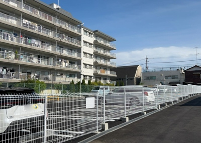 【外観】 | 高尾スカイハイツ | 隣家の土地はどうなっているのか、生活利便施設が近くにあるのか、学校まで近いかなど、お客様のライフスタイルにあわせたイメージが重要です。また、近くにあると困る施設が近くにないかも確認するといいでしょう。