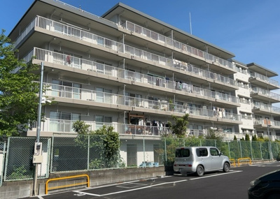 【現況写真】 | 高尾スカイハイツ | 景色重視でお家選ぶをするとスーパーが遠い！学校が遠い！など生活をするうえで利便性で困ることもあります。まず一度現地を見学する際に、周辺の施設などがあるかを確認し、暮らし始めた後のことを想像しましょう。